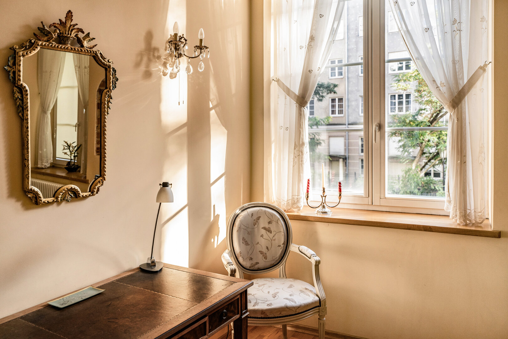 Cosmo - Old Money Apartment